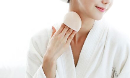 Les poudres à épousseter sont le secret des soins du corps pour rester frais toute la journée