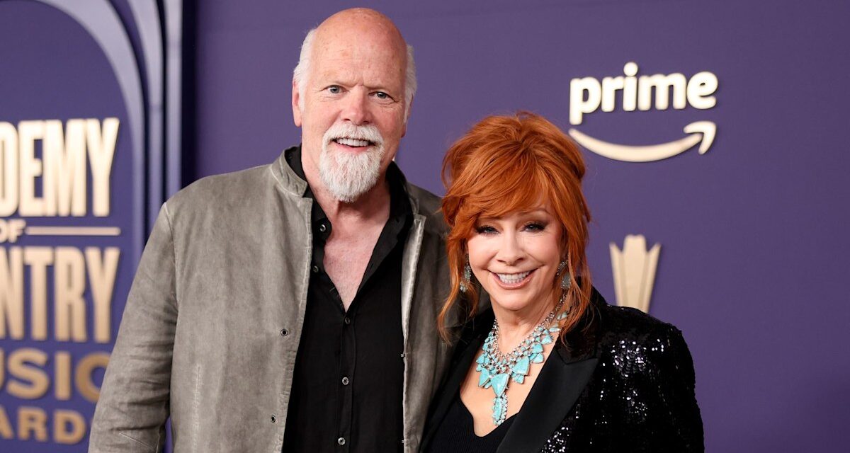 Reba McEntire déclare son fiancé Rex Linn « l&rsquo;amour de ma vie » dans un hommage sincère