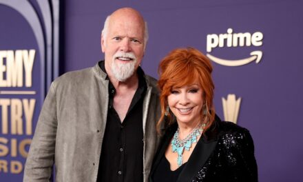 Reba McEntire déclare son fiancé Rex Linn « l&rsquo;amour de ma vie » dans un hommage sincère