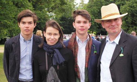 La rare sortie de Lady Sarah Chatto avec son fils Sam et sa petite amie qui enfreint le protocole Eleanor Ekserdjian