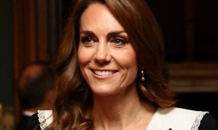La princesse Kate resplendit de bijoux symboliques pour une sortie sombre