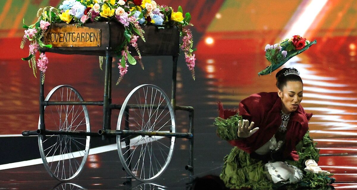 Miss Grande-Bretagne Danielle Latimer tombe sur scène dans un moment de choc lors de Miss Univers 2025