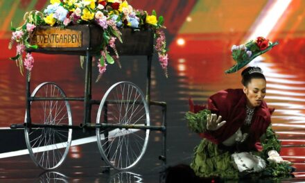 Miss Grande-Bretagne Danielle Latimer tombe sur scène dans un moment de choc lors de Miss Univers 2025