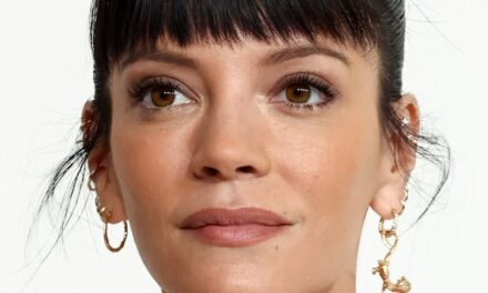 La « peau nue » intemporelle de Lily Allen tient à ce secret de soin de la peau – exclusif