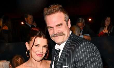 Millie Bobby Brown met en lumière son travail « vraiment intense » avec David Harbour
