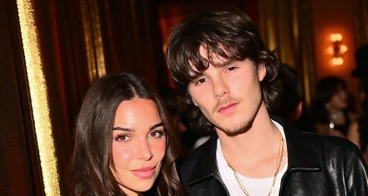 Jackie Apostel rend hommage à Cruz Beckham dans un t-shirt court approuvé par VB