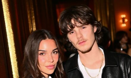 Jackie Apostel rend hommage à Cruz Beckham dans un t-shirt court approuvé par VB