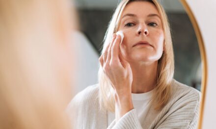 L&rsquo;eau micellaire est-elle bonne ou mauvaise ? Un dermatologue décompose la science