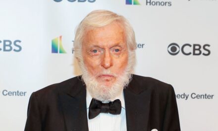 Dick Van Dyke admet que ses enfants « ont probablement été négligés » alors qu&rsquo;il réfléchit à ses débuts de carrière