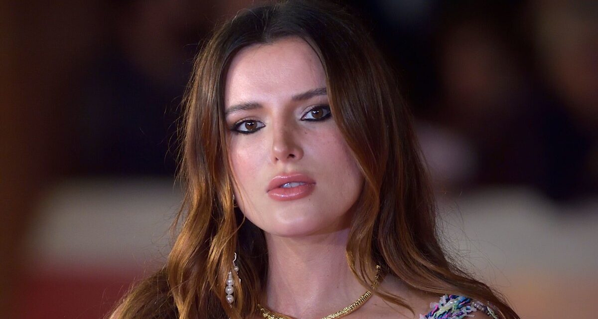 REGARDER Bella Thorne montre son physique tonique dans un bikini brûlant alors qu&rsquo;elle danse sur un yacht