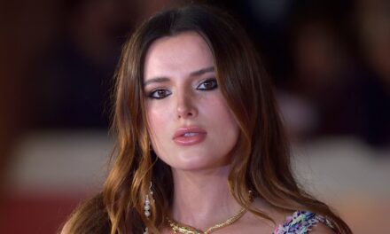 REGARDER Bella Thorne montre son physique tonique dans un bikini brûlant alors qu&rsquo;elle danse sur un yacht