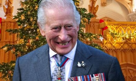 Le roi Charles participe au débat séculaire de Noël avec un arbre imposant de 20 pieds