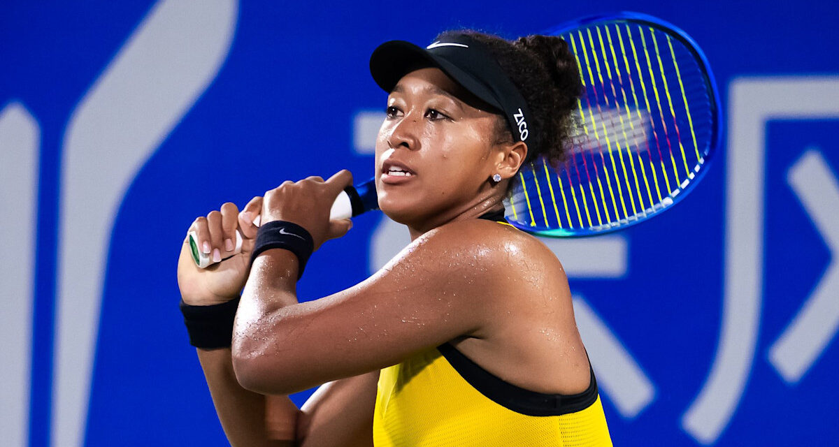 Naomi Osaka étourdit dans une petite mini-robe dos nu et des talons à fleurs