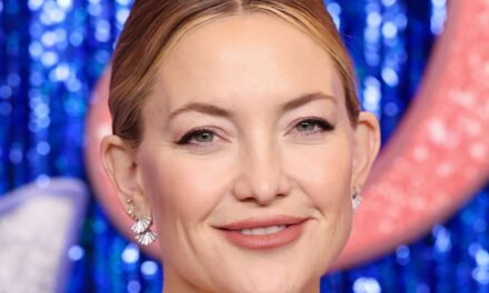 Kate Hudson fait preuve d&rsquo;audace en posant seins nus dans une serviette