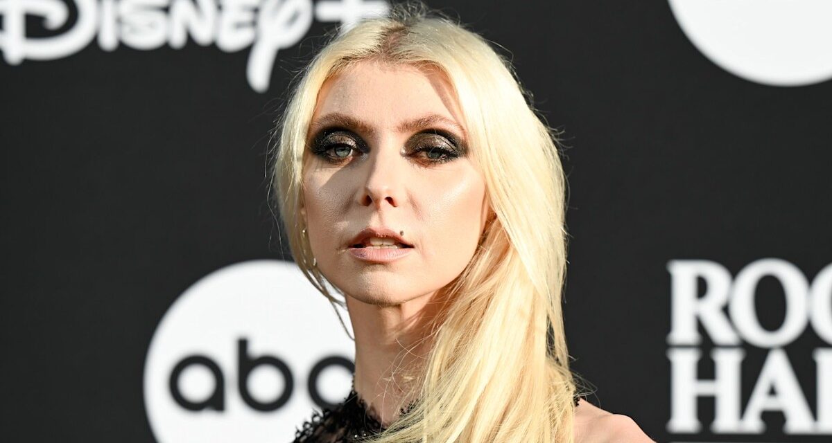 Taylor Momsen se lance dans le rock and roll avec la tendance « robe nue » dans une robe en dentelle noire entièrement transparente