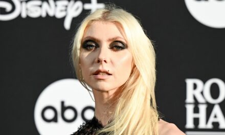 Taylor Momsen se lance dans le rock and roll avec la tendance « robe nue » dans une robe en dentelle noire entièrement transparente