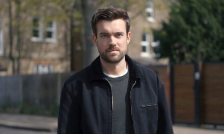 Jack Whitehall sur son rôle de méchant « difficile » et son nouveau chapitre avec sa fiancée Roxy Horner – exclusif