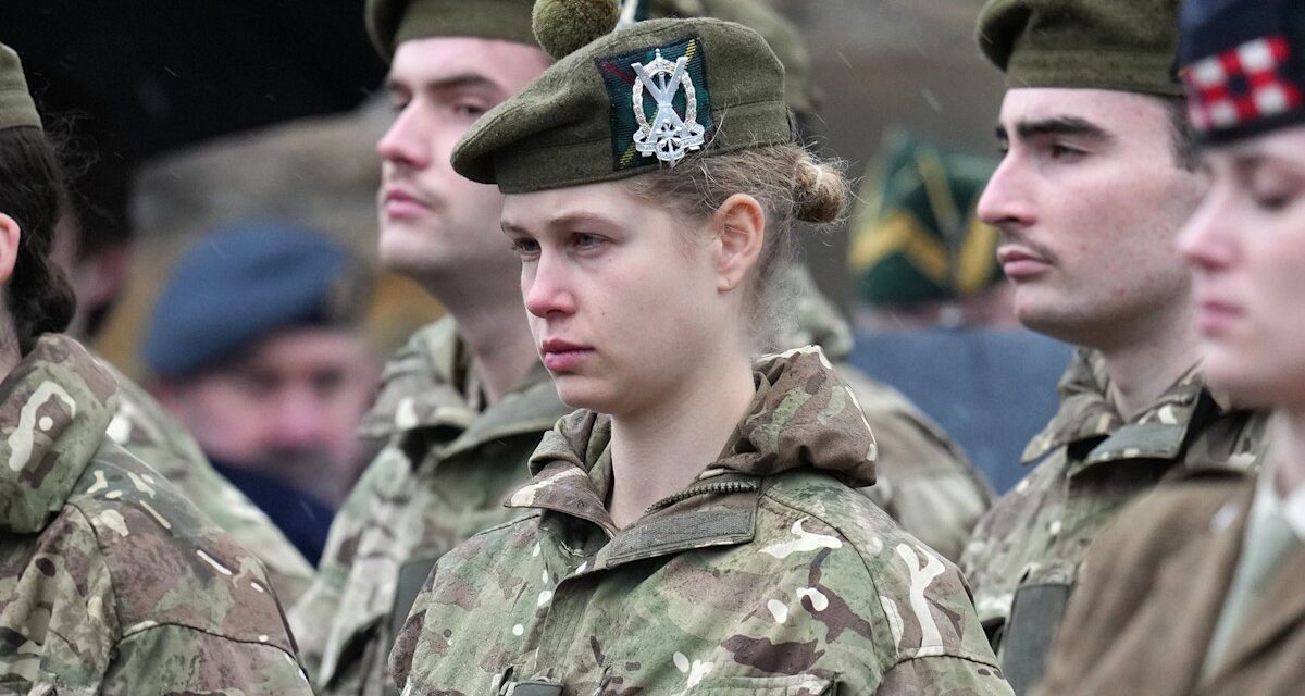 Lady Louise Windsor photographiée défilant en uniforme militaire aux côtés de son petit ami Felix da Silva-Clamp – photos exclusives