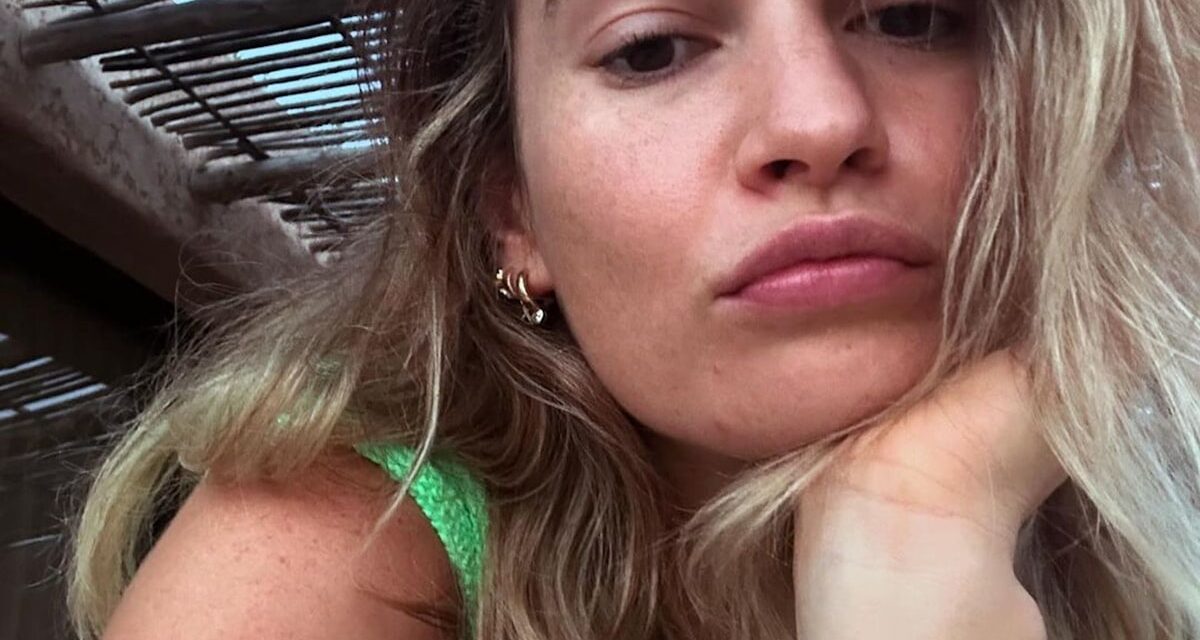 Lily James est la bombe de plage ultime alors qu&rsquo;elle montre un bronzage impeccable dans un maillot de bain plongeant.