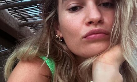 Lily James est la bombe de plage ultime alors qu&rsquo;elle montre un bronzage impeccable dans un maillot de bain plongeant.