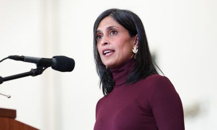 L&rsquo;épouse de JD Vance, Usha, brise le silence sur les rumeurs de mariage après avoir été aperçue sans alliance