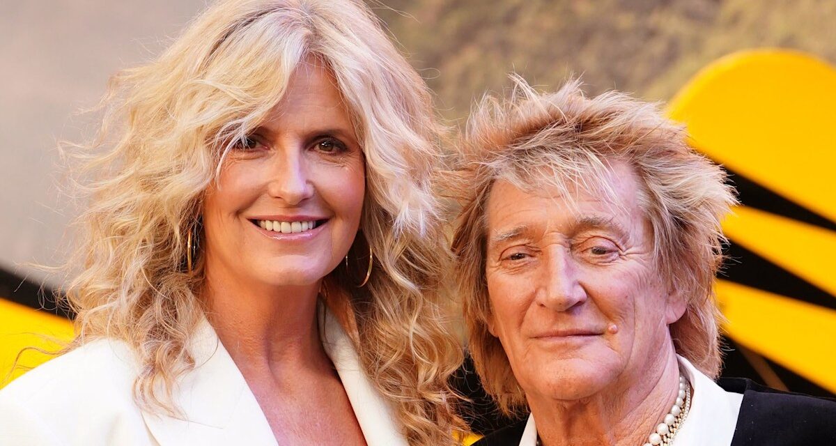Penny Lancaster vole la vedette dans une robe d&rsquo;invité de mariage soyeuse aux côtés de son mari Sir Rod Stewart