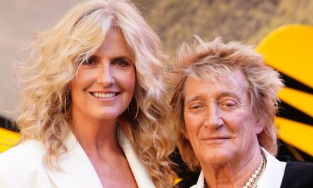 Penny Lancaster vole la vedette dans une robe d&rsquo;invité de mariage soyeuse aux côtés de son mari Sir Rod Stewart