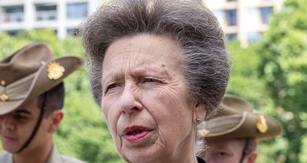 La princesse Anne donne une touche automnale à sa robe d&rsquo;été preppy et fait revivre un accessoire de 18 ans