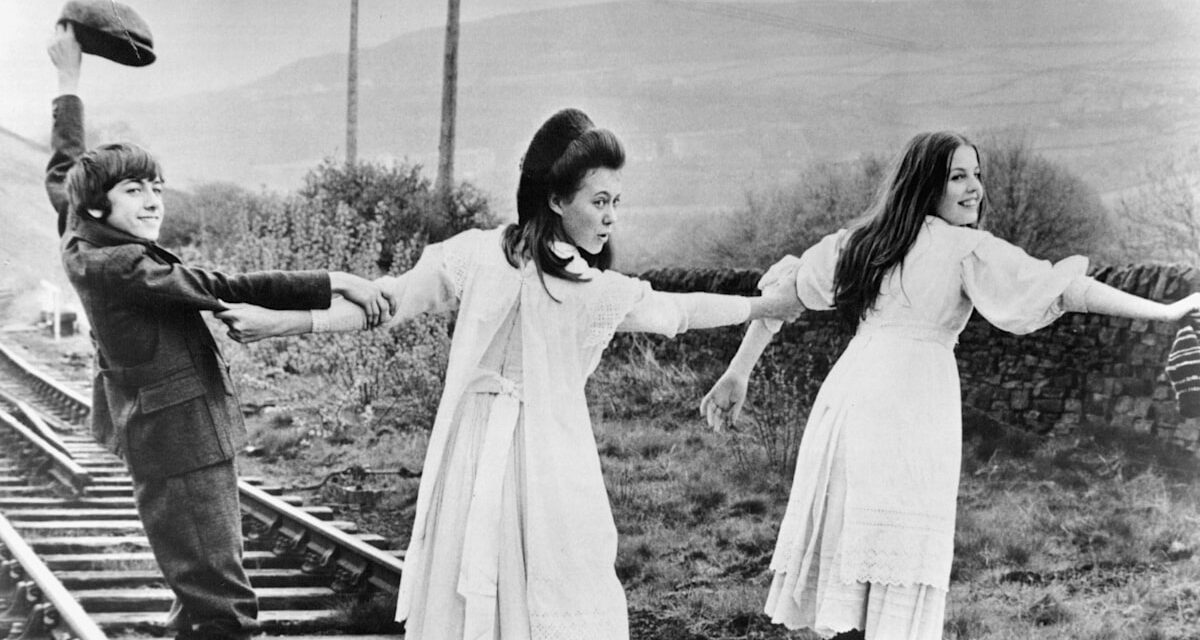 Où sont les enfants des chemins de fer maintenant – incroyables photos d’hier et d’aujourd’hui 55 ans plus tard
