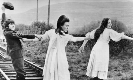 Où sont les enfants des chemins de fer maintenant – incroyables photos d’hier et d’aujourd’hui 55 ans plus tard