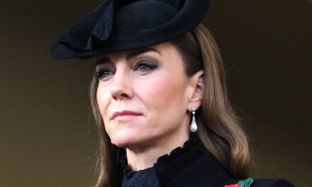 Kate Middleton enfile une robe-manteau structurée – avec des détails en dentelle complexes