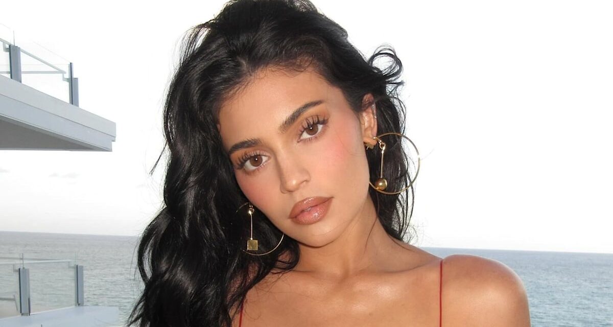 La garde-robe sensuelle d&rsquo;automne de Kylie Jenner se compose de découpes latérales plongeantes, de robes transparentes et de manteaux à imprimé léopard