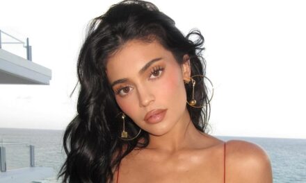 La garde-robe sensuelle d&rsquo;automne de Kylie Jenner se compose de découpes latérales plongeantes, de robes transparentes et de manteaux à imprimé léopard