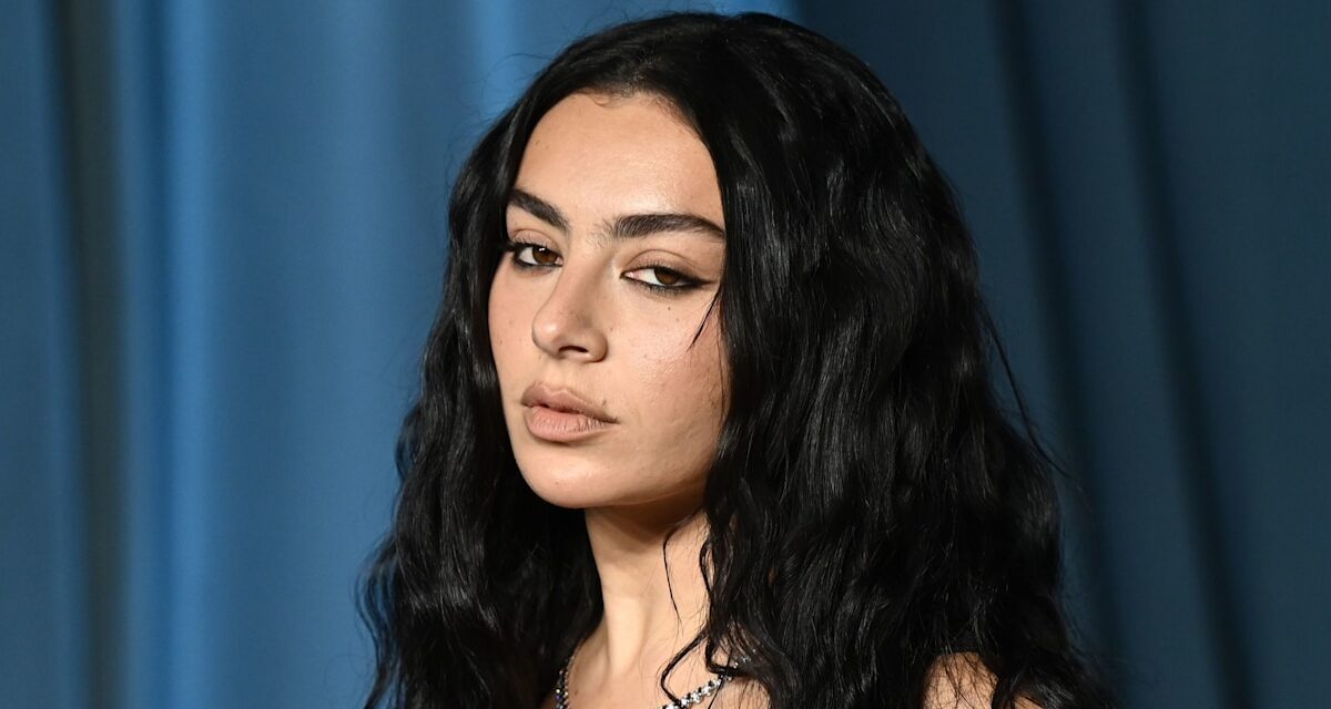 Charli XCX apporte une touche gothique-chic à la tendance « robe nue » pour le nouveau morceau Wuthering Heights