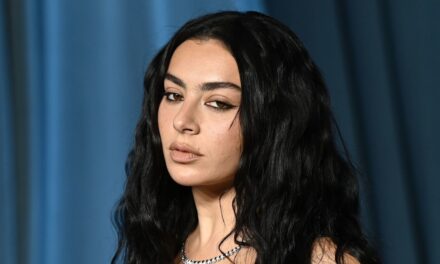 Charli XCX apporte une touche gothique-chic à la tendance « robe nue » pour le nouveau morceau Wuthering Heights