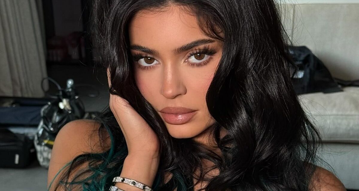 Kylie Jenner prouve que le jaune beurre reste présent pour l&rsquo;automne dans une robe corset plongeante
