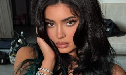 Kylie Jenner prouve que le jaune beurre reste présent pour l&rsquo;automne dans une robe corset plongeante