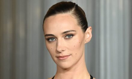 Devon Lee Carlson perfectionne sa « tenue nue » dans un pantalon transparent scintillant pour faire la fête avec Alex Consani et Kaia Gerber