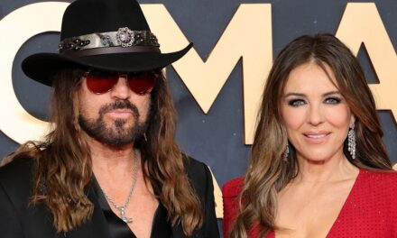 Elizabeth Hurley fait tourner les têtes dans une robe dangereusement basse aux côtés de Billy Ray Cyrus pour ses débuts aux CMA Awards