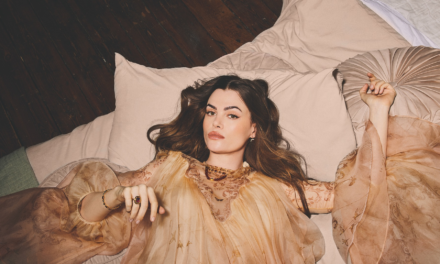 Exclusif : Charli Howard parle de réécrire les règles de la beauté et de devenir la femme formidable ultime