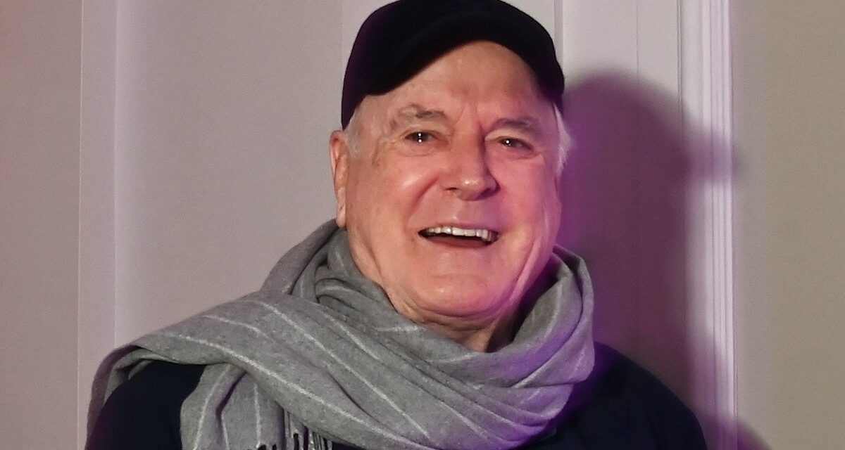 John Cleese, 86 ans, sortie rare avec sa femme, Jennifer, 53 ans, pour une fête surprise remplie de stars, dont Ronnie Wood