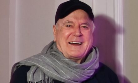John Cleese, 86 ans, sortie rare avec sa femme, Jennifer, 53 ans, pour une fête surprise remplie de stars, dont Ronnie Wood