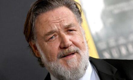 Russell Crowe révèle le secret de sa perte de poids stupéfiante de 57 livres