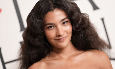 La robe bustier perlée des ARIA Awards 2025 d&rsquo;Olivia Dean est son meilleur look à ce jour