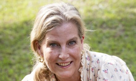 La duchesse Sophie affronte les températures élevées de la jungle dans un pantalon cargo slim et des bottes en caoutchouc