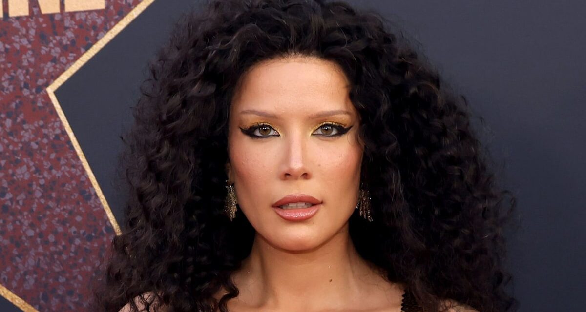 Halsey a l&rsquo;air incroyable dans un petit bikini à cordes – et les fans ont beaucoup à dire