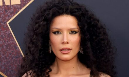 Halsey a l&rsquo;air incroyable dans un petit bikini à cordes – et les fans ont beaucoup à dire