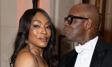 Angela Bassett est une maman fière alors qu&rsquo;elle soutient sa « gracieuse » fille au Bal des Débutantes