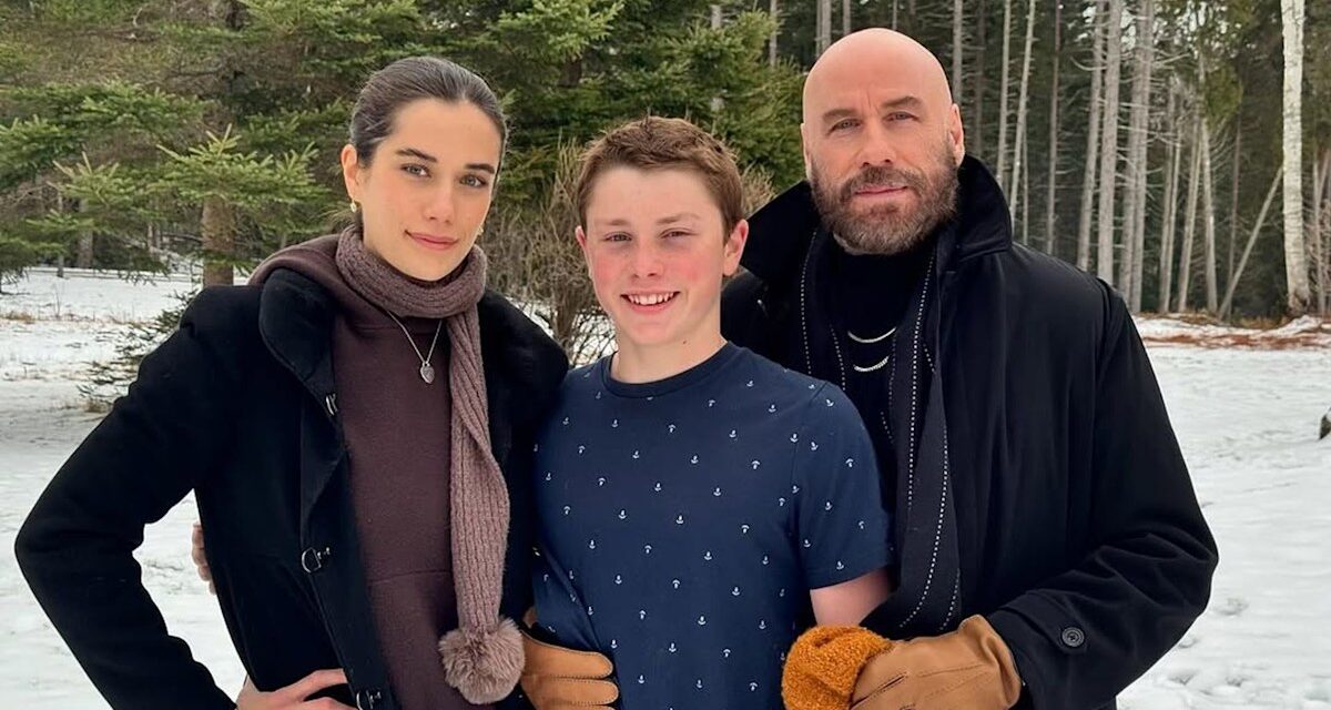 John Travolta n&rsquo;arrive pas à croire « à quelle vitesse » son fils a grandi alors qu&rsquo;il partage la photo d&rsquo;un grand adolescent en vacances en Scandinavie