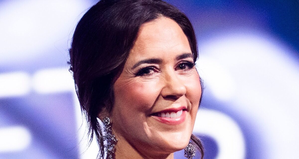 Queen Mary est un spectacle de mode avec une jupe crayon découpée et des talons pailletés